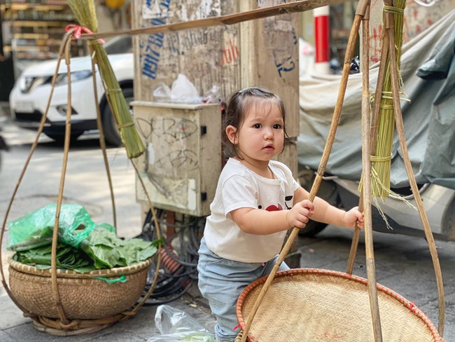 Bé Myla được mẹ Hà Anh đưa ra Hà Nội thăm quê ngoại, hội chị em phát sốt vì bên ngoài Myla còn dễ thương hơn trên MXH - Ảnh 2.