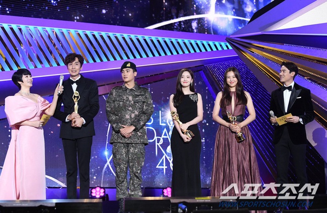 Rồng Xanh 2019: Ký sinh trùng đại thắng, Jung Woo Sung xưng vương, Jo Yeo Jeong bật khóc, YoonA ra về có giải - Ảnh 9.