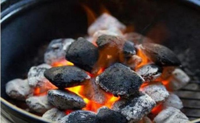 Thời tiết giá rét một sản phụ tử vong do dùng than củi để sưởi ấm trong phòng kín - Ảnh 1.