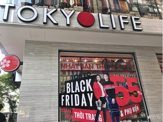 Ra mà xem: Nhiều cửa hàng thời trang đã chạy đà cho ngày mua sắm đen tối Black Friday bằng việc treo biển giảm giá mạnh tới 80% các sản phẩm - Ảnh 8.