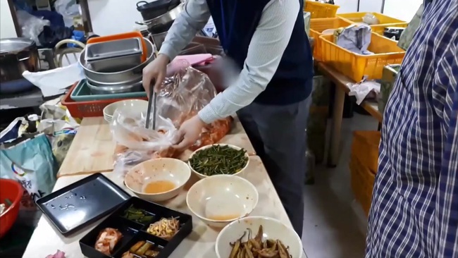 Thâm nhập cửa hàng bán đồ ăn online của Hàn Quốc: Nhếch nhác đến nỗi lên nấm mốc, nghi sử dụng lại đồ ăn thừa của khách - Ảnh 11.
