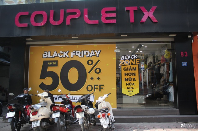 Ra mà xem: Nhiều cửa hàng thời trang đã chạy đà cho ngày mua sắm đen tối Black Friday bằng việc treo biển giảm giá mạnh tới 80% các sản phẩm - Ảnh 6.