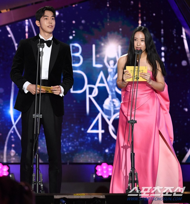 Krystal f(X) tại Rồng Xanh 2019: Bị netizen Hàn chê tơi bời vì chiếc bụng mỡ - Ảnh 3.