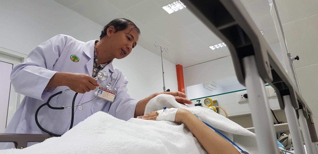 Bé gái 13 tuổi ở TP.HCM nhảy lầu tự tử, khi biết lý do ai cũng giật mình vì có nhiều cha mẹ mắc phải - Ảnh 1. Bé gái 13 tuổi ở TP.HCM nhảy lầu tự tử, khi biết lý do ai cũng giật mình vì có nhiều cha mẹ mắc phải - Ảnh 1.