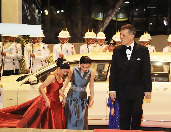 Dù mặc kín cổng cao tường, Hoàng hậu Thái Lan vẫn xuất hiện với vẻ bối rối, cúi mặt liên tục trước ống kính trong sự kiện mới nhất - Ảnh 1.