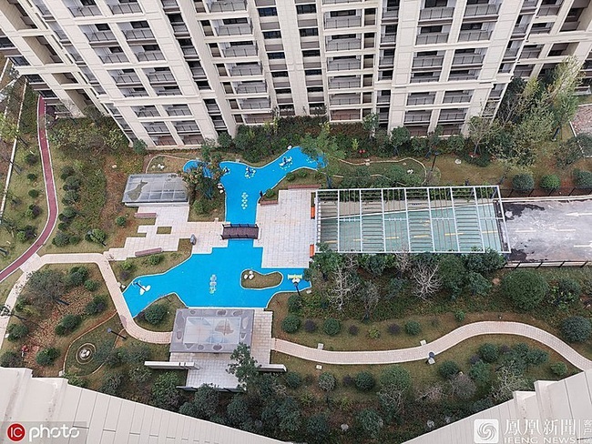 Trung Quốc: Đổ tiền mua chung cư cao cấp, được ngay bể bơi bằng nhựa - Ảnh 1.