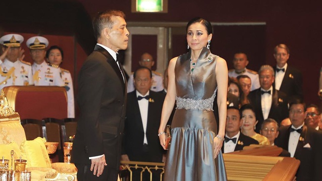 Dù mặc kín cổng cao tường, Hoàng hậu Thái Lan vẫn xuất hiện với vẻ bối rối, cúi mặt liên tục trước ống kính trong sự kiện mới nhất - Ảnh 4.