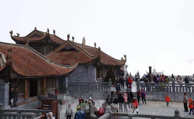 Không khí lạnh tràn về, khách du lịch co ro trong cái lạnh dưới 10 độ C ở Sa Pa - Ảnh 13. Không khí lạnh tràn về, khách du lịch co ro trong cái lạnh dưới 10 độ C ở Sa Pa - Ảnh 13.