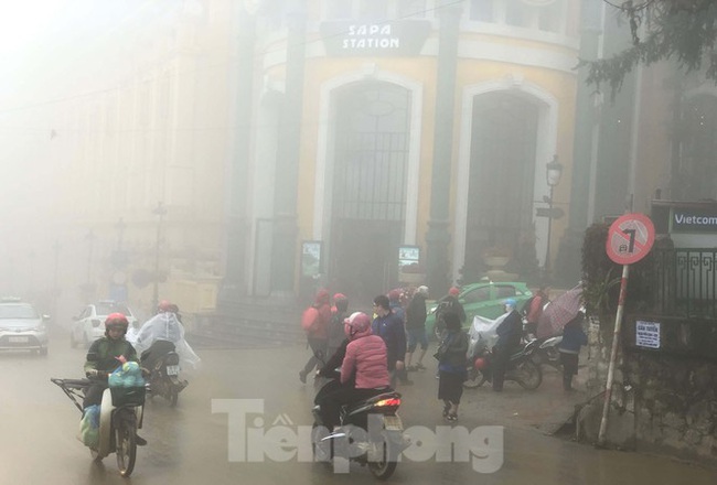 Không khí lạnh tràn về, khách du lịch co ro trong cái lạnh dưới 10 độ C ở Sa Pa - Ảnh 1. Không khí lạnh tràn về, khách du lịch co ro trong cái lạnh dưới 10 độ C ở Sa Pa - Ảnh 1.