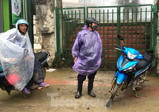 Không khí lạnh tràn về, khách du lịch co ro trong cái lạnh dưới 10 độ C ở Sa Pa - Ảnh 7. Không khí lạnh tràn về, khách du lịch co ro trong cái lạnh dưới 10 độ C ở Sa Pa - Ảnh 7.