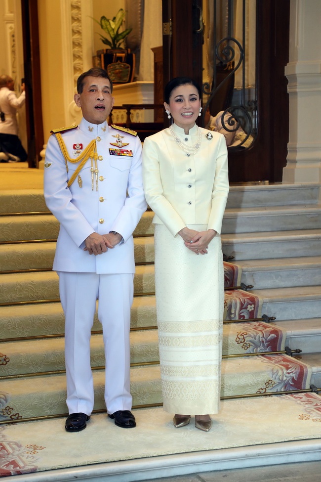 Dù mặc kín cổng cao tường, Hoàng hậu Thái Lan vẫn xuất hiện với vẻ bối rối, cúi mặt liên tục trước ống kính trong sự kiện mới nhất - Ảnh 7.