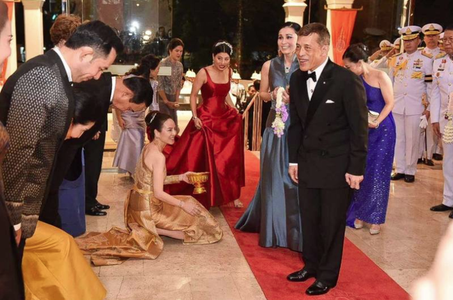 Dù mặc kín cổng cao tường, Hoàng hậu Thái Lan vẫn xuất hiện với vẻ bối rối, cúi mặt liên tục trước ống kính trong sự kiện mới nhất - Ảnh 3.