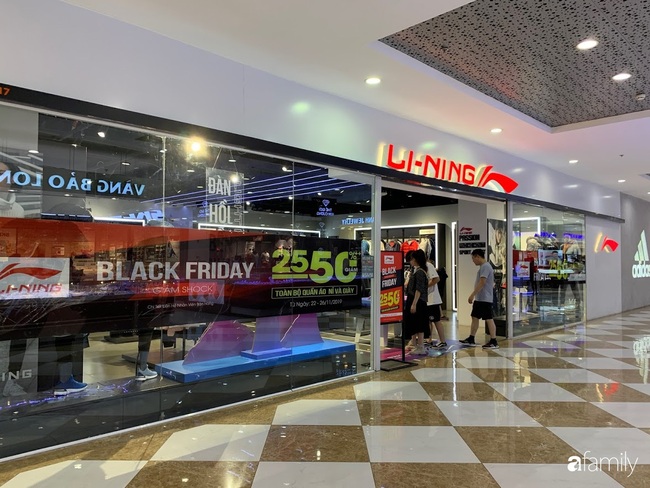 Tại Trung tâm thương mại lớn, Black Friday chưa ghé thăm khi hàng loạt cửa hàng vẫn trong tình trạng vắng tanh khách - Ảnh 6.