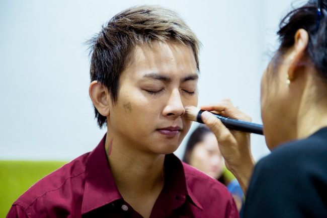 Hoài Lâm tái xuất, khán giả không nhận ra khi anh để râu tóc rối bù đi hát ở quán cà phê - Ảnh 2. Hoài Lâm tái xuất, khán giả không nhận ra khi anh để râu tóc rối bù đi hát ở quán cà phê - Ảnh 2.