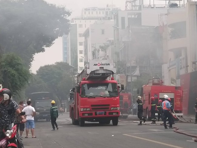 Hàng chục công nhân hoảng loạn bỏ chạy khi tòa nhà công trình trung tâm Sài Gòn cháy lớn - Ảnh 1.