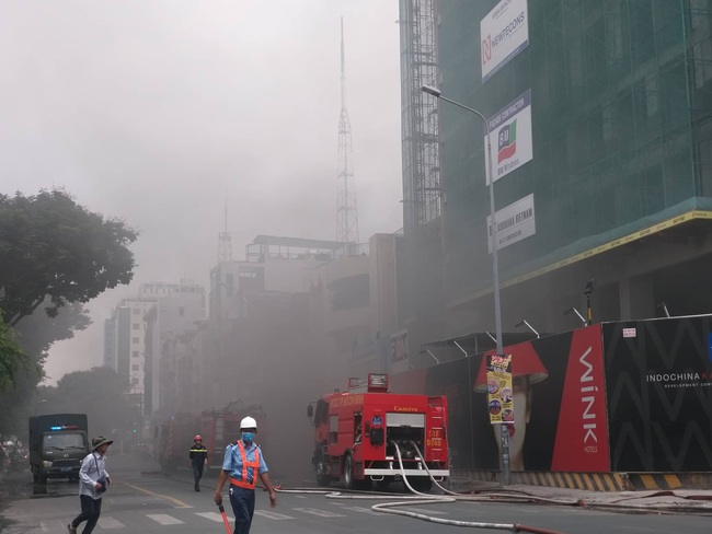 Hàng chục công nhân hoảng loạn bỏ chạy khi tòa nhà công trình trung tâm Sài Gòn cháy lớn - Ảnh 3.