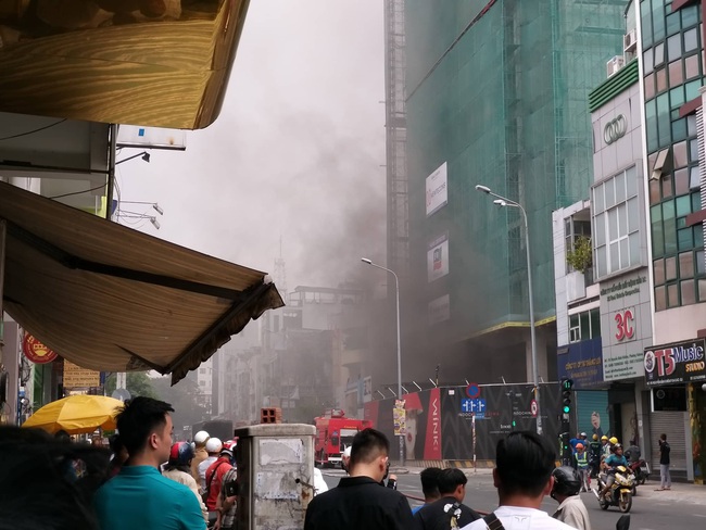Hàng chục công nhân hoảng loạn bỏ chạy khi tòa nhà công trình trung tâm Sài Gòn cháy lớn - Ảnh 4.