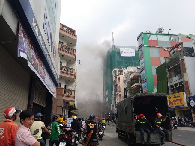 Hàng chục công nhân hoảng loạn bỏ chạy khi tòa nhà công trình trung tâm Sài Gòn cháy lớn - Ảnh 5.