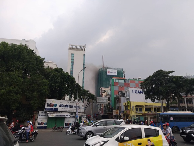 Hàng chục công nhân hoảng loạn bỏ chạy khi tòa nhà công trình trung tâm Sài Gòn cháy lớn - Ảnh 6.
