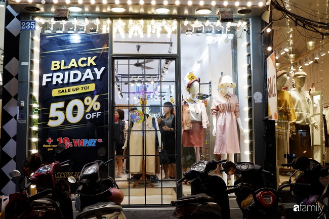 Không khí mua sắm ngày Black Friday bắt đầu nóng lên ở những con phố lớn có cửa hàng giảm giá mạnh - Ảnh 14.