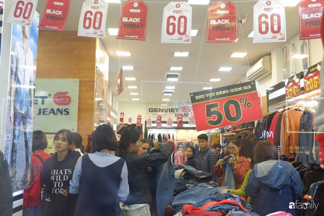 Không khí mua sắm ngày Black Friday bắt đầu nóng lên ở những con phố lớn có cửa hàng giảm giá mạnh - Ảnh 5.