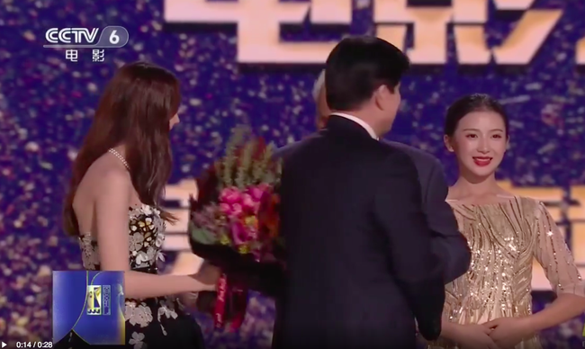LHP Kim Kê 2019: Đây là việc Địch Lệ Nhiệt Ba đã làm sau khi đánh rơi hoa tai giá trị bằng căn nhà - Ảnh 4. LHP Kim Kê 2019: Đây là việc Địch Lệ Nhiệt Ba đã làm sau khi đánh rơi hoa tai giá trị bằng căn nhà - Ảnh 4.
