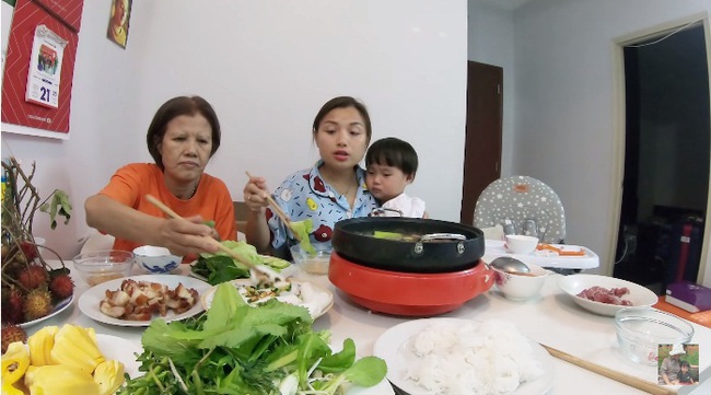 Bữa cơm nhà ở Sài Gòn của Quỳnh Trần JP: Loạn cả lên vì Sa cứ bắt bế nhưng cảm giác ấm cúng khi có mẹ luôn là điều tuyệt vời nhất - Ảnh 3.