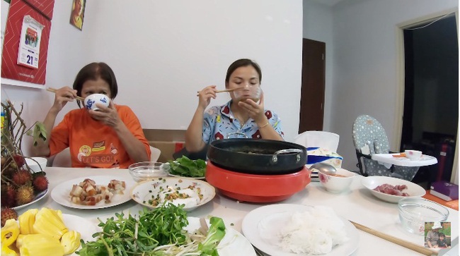 Bữa cơm nhà ở Sài Gòn của Quỳnh Trần JP: Loạn cả lên vì Sa cứ bắt bế nhưng cảm giác ấm cúng khi có mẹ luôn là điều tuyệt vời nhất - Ảnh 4.