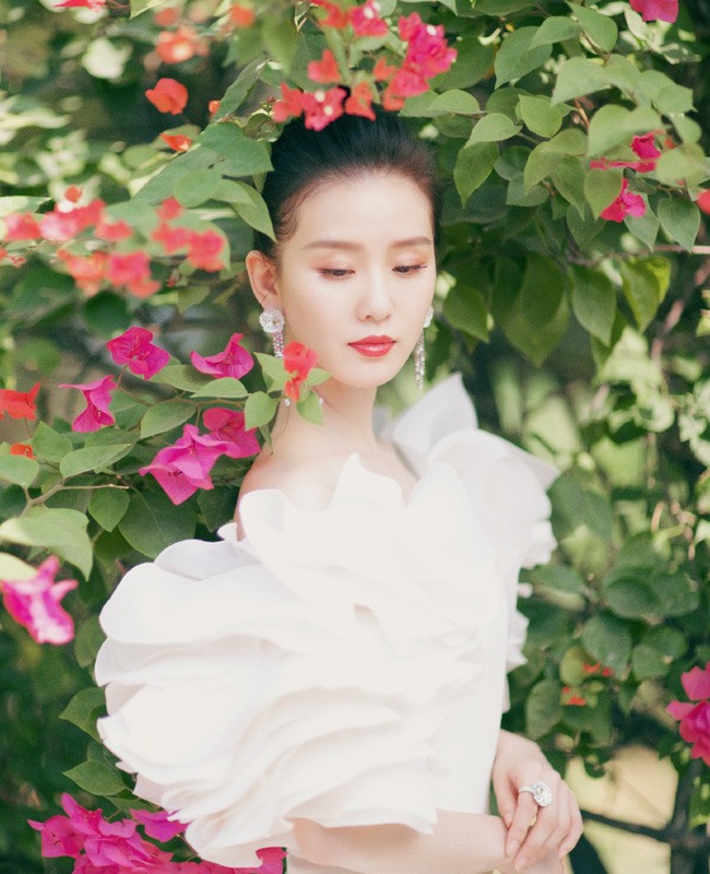 Giữa dàn mỹ nhân lộng lẫy tại Kim Kê Bách Hoa 2019, Lưu Thi Thi lại là nhân vật &quot;gây bão&quot; vì nhan sắc của &quot;gái một con&quot; - Ảnh 4.