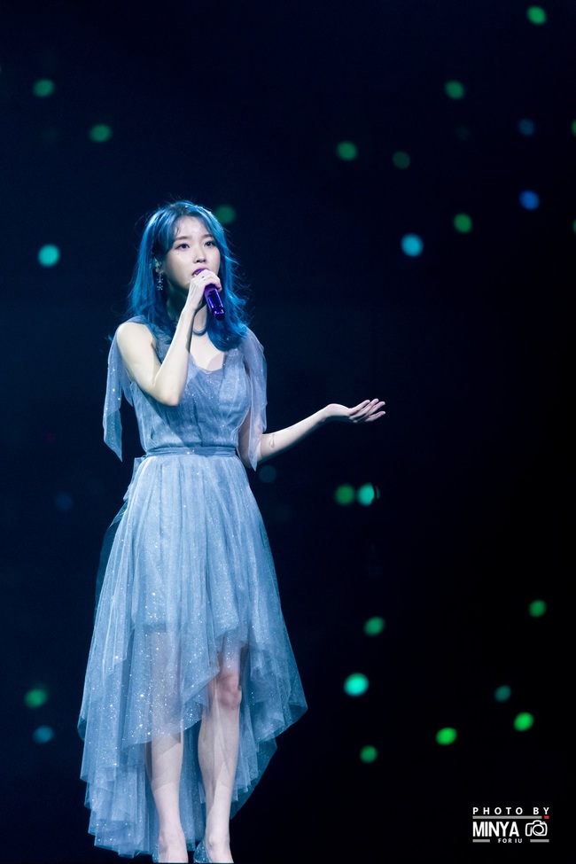 IU nghẹn ngào nhắc đến Sulli trong concert: &quot;Hôm nay, cô ấy đã đến xem tôi hát, chúng tôi đã từng hứa với nhau như thế&quot; - Ảnh 2.