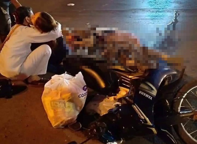 Bình Phước: Mẹ khóc ngất bên thi thể con gái 15 tuổi bị xe tải cán chết ngay bên cạnh - Ảnh 2. Bình Phước: Mẹ khóc ngất bên thi thể con gái 15 tuổi bị xe tải cán chết ngay bên cạnh - Ảnh 2.