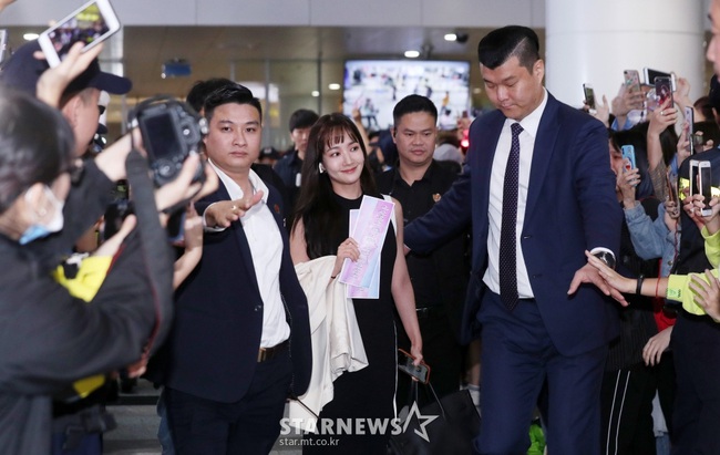 &quot;Thư ký Kim&quot; Park Min Young đã đến sân bay Nội Bài trong vòng vây người hâm mộ, thần thái tươi tắn nhưng gương mặt có điểm lạ - Ảnh 2.