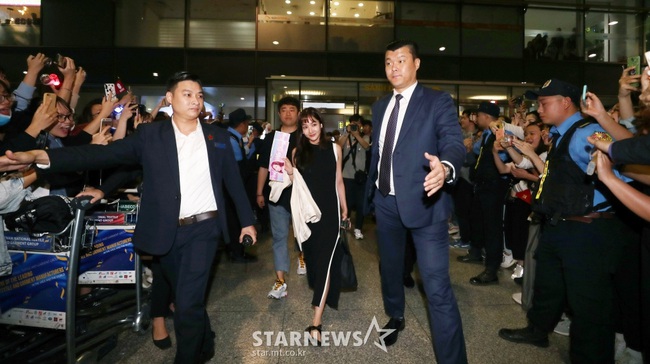 &quot;Thư ký Kim&quot; Park Min Young đã đến sân bay Nội Bài trong vòng vây người hâm mộ, thần thái tươi tắn nhưng gương mặt có điểm lạ - Ảnh 3.