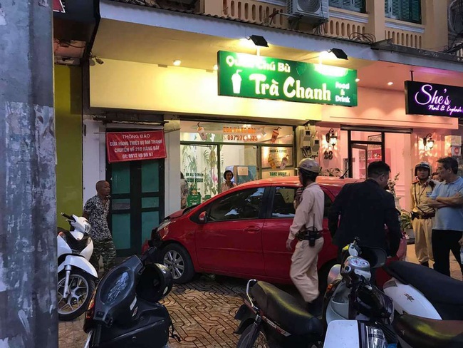 Hà Nội: Nữ tài xế lao xe vào cửa hàng trà chanh khiến khách hàng bỏ chạy tán loạn - Ảnh 1.