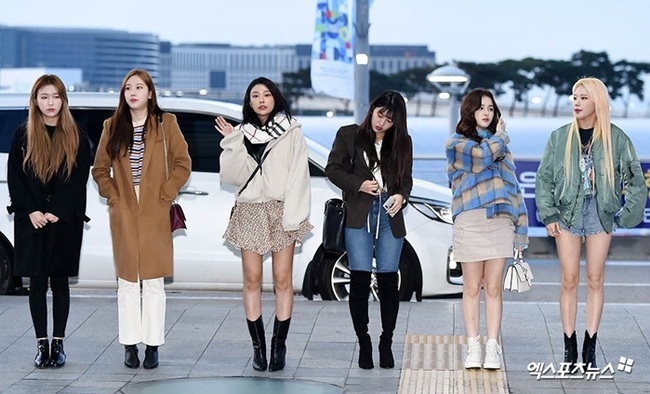 &quot;Nữ thần nhan sắc&quot; Yoona cùng tài tử Jang Dong Gun diện cả cây đen tuyền cùng dàn idol Kpop đổ bộ tại sân bay trước thềm AAA 2019 - Ảnh 4.
