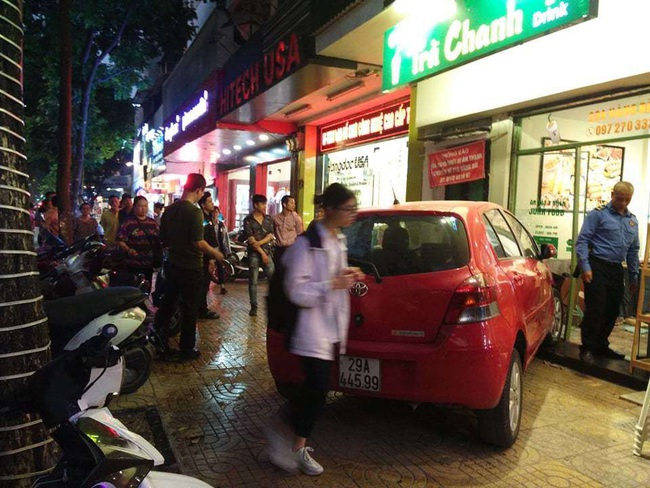 Hà Nội: Nữ tài xế lao xe vào cửa hàng trà chanh khiến khách hàng bỏ chạy tán loạn - Ảnh 2.