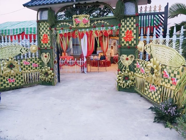 Hội chị em yêu thích cổng cưới đan bằng lá dừa, đơn giản nhưng cầu kỳ hơn cổng hoa nhựa - ảnh 3.