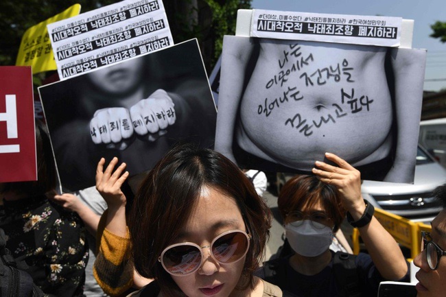 Nỗi khổ của phụ nữ Hàn Quốc với luật cấm phá thai: Chưa chồng mà chửa sẽ bị kì thị suốt đời, mạo hiểm tính mạng để đi nạo phá thai “chui” - Ảnh 4.