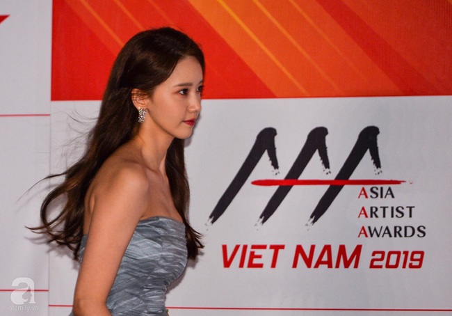 Đọ thần thái hai mỹ nhân nổi nhất thảm đỏ AAA 2019: YoonA đẹp cực phẩm nhưng mắc lỗi trang phục, Park Min Young quý phái nhưng hơi &quot;dừ&quot; - Ảnh 2.