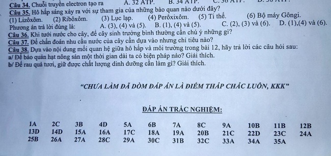 Đề cương ôn tập được đính kèm cả đáp án, nhưng chỉ với 1 câu nói của cô không học sinh nào dám ngó - Ảnh 1.