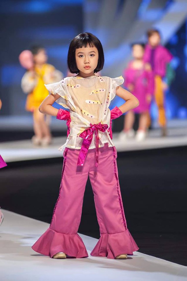 Ngoài màn catwalk nhào lộn với vòng xoay, đến cả &quot;nữ hoàng tạo dáng&quot; Coco Rocha cũng phải trầm trồ trước màn trình diễn thần sầu của cô nhóc 7 tuổi Khánh An - Ảnh 11.