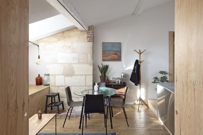 different-textures-and-finsihes-combined-in-a-smart-manner-inside-the-tiny-french-apartment-1574786469971404611649.jpg