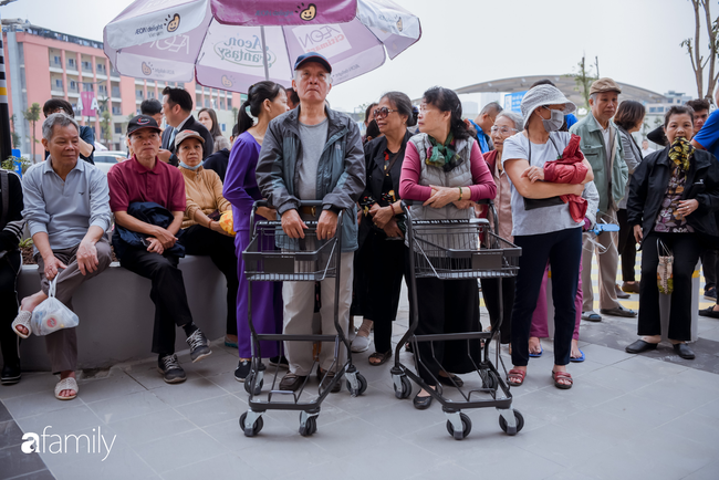 Chính thức khai trương khu siêu thị Aeon Mall Hà Đông quy mô lớn nhất miền Bắc, cả biển người bon chen mua sắm - Ảnh 7.