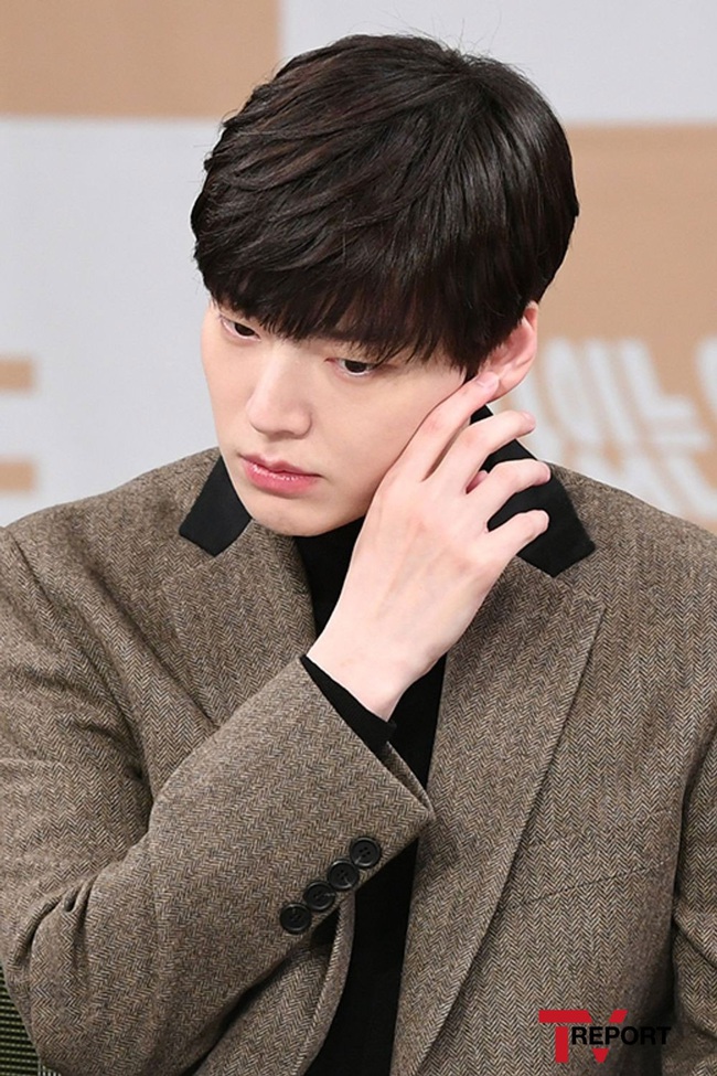 Ahn Jae Hyun toát mồ hôi hột khi bị hỏi về Goo Hye Sun ngay trong buổi họp báo phim đóng cùng &quot;tiểu tam tin đồn&quot; - Ảnh 3.