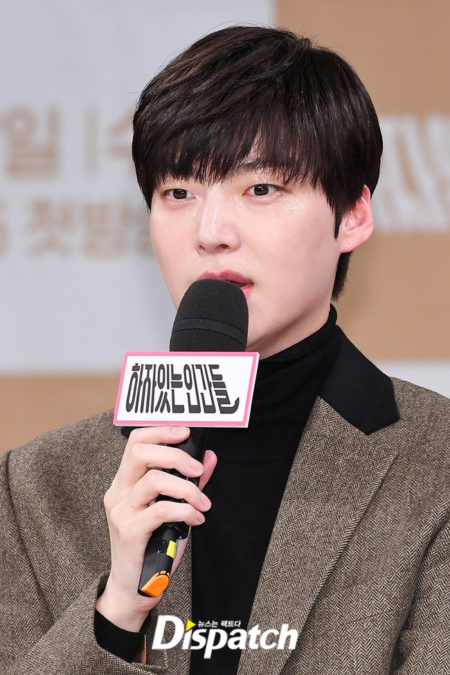 Ahn Jae Hyun toát mồ hôi hột khi bị hỏi về Goo Hye Sun ngay trong buổi họp báo phim đóng cùng &quot;tiểu tam tin đồn&quot; - Ảnh 6.