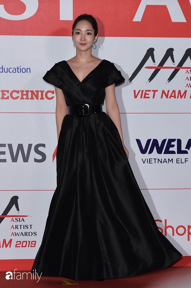 2 mỹ nhân đẹp nhất thảm đỏ AAA 2019: Park Min Young dùng tay che ngực vì sợ &quot;lộ hàng&quot;, Yoona lại chịu chi với cây đồ trị giá cả tỉ đồng - Ảnh 2.