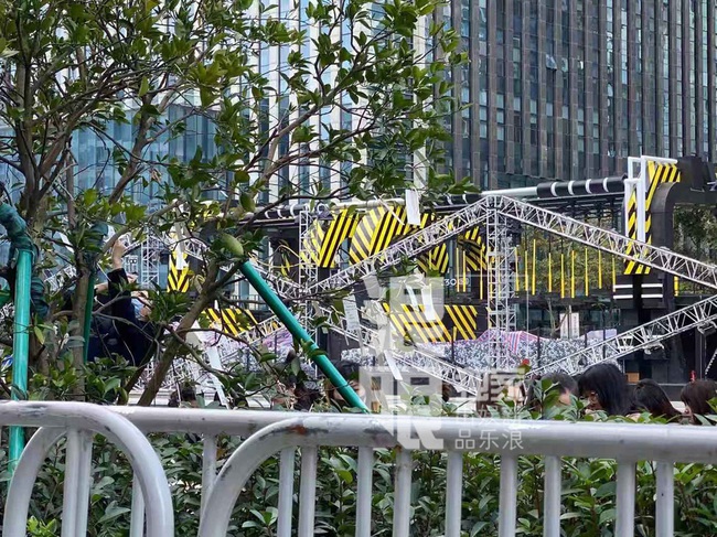 Đông đảo người hâm mộ gửi hoa và lời nhắn trong lễ tưởng niệm Cao Dĩ Tường tại chính hiện trường nơi xảy ra vụ tai nạn - Ảnh 5.