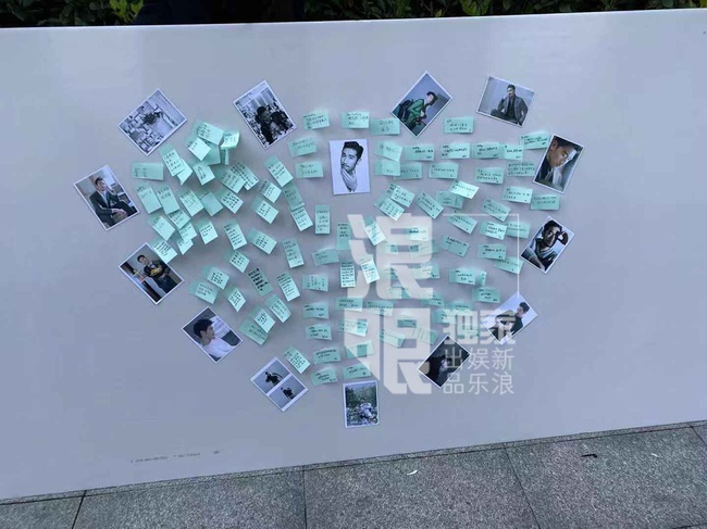 Đông đảo người hâm mộ gửi hoa và lời nhắn trong lễ tưởng niệm Cao Dĩ Tường tại chính hiện trường nơi xảy ra vụ tai nạn - Ảnh 6.