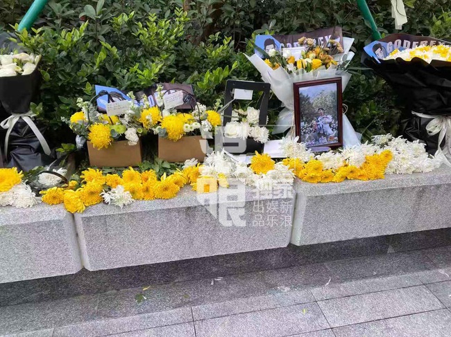 Đông đảo người hâm mộ gửi hoa và lời nhắn trong lễ tưởng niệm Cao Dĩ Tường tại chính hiện trường nơi xảy ra vụ tai nạn - Ảnh 9.