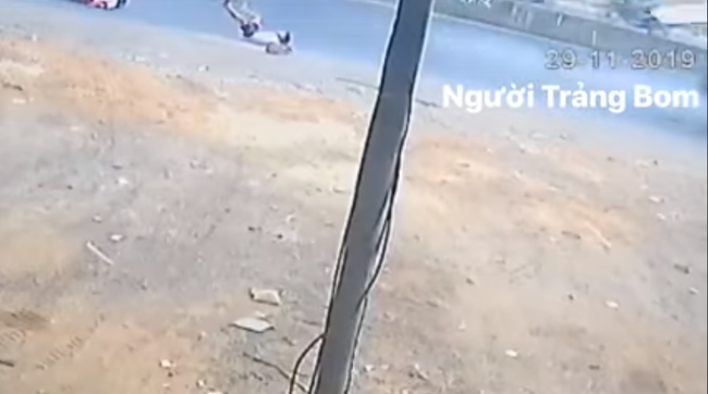 Clip: Lại thêm 1 vụ xe đưa đón học sinh bật tung cửa sau khiến 2 em học sinh bị rơi văng xuống đường - Ảnh 2. Clip: Lại thêm 1 vụ xe đưa đón học sinh bật tung cửa sau khiến 2 em học sinh bị rơi văng xuống đường - Ảnh 2.